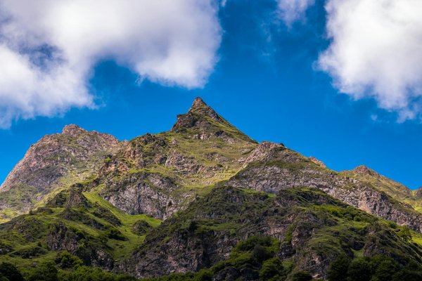 How can you enjoy a unique shopping experience in London's East End while supporting local artisans?